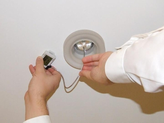 Kontrola natężenia oświetlenia przy użyciu kabla światłowodowego